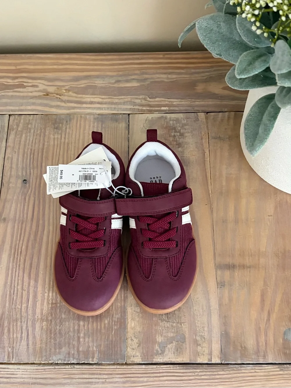 GAP stylish maroon